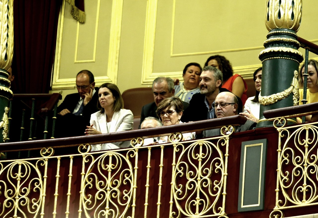 La delegación parlamentaria, encabezada por la presidenta, pendiente del debate de totalidad