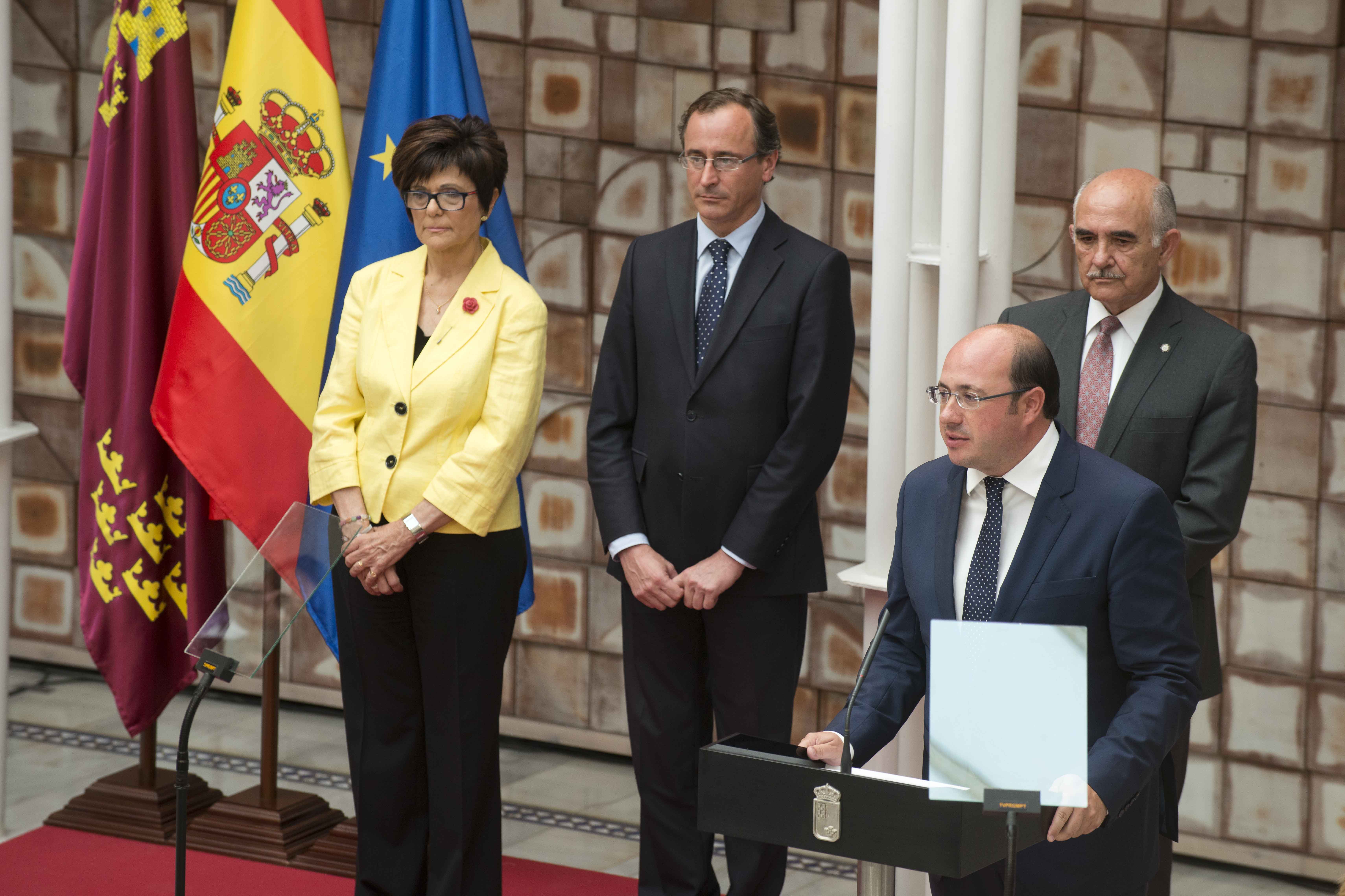 Los invitados se agolpan junto al presidente de la Comunidad para felicitarlo.