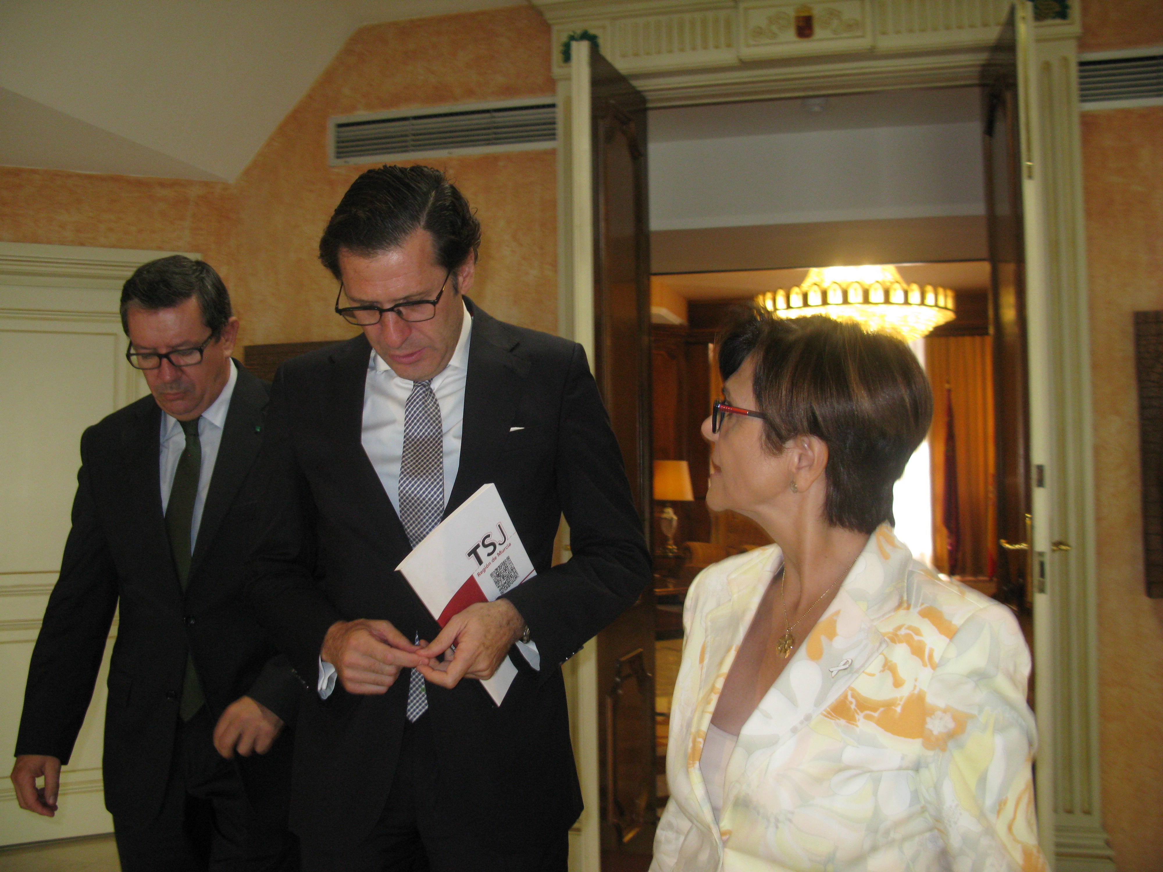 La presidenta de la Asamblea, Rosa Peñalver en la entrega de la memoria judicial del Tribunal Superior de Justicia por su presidente.