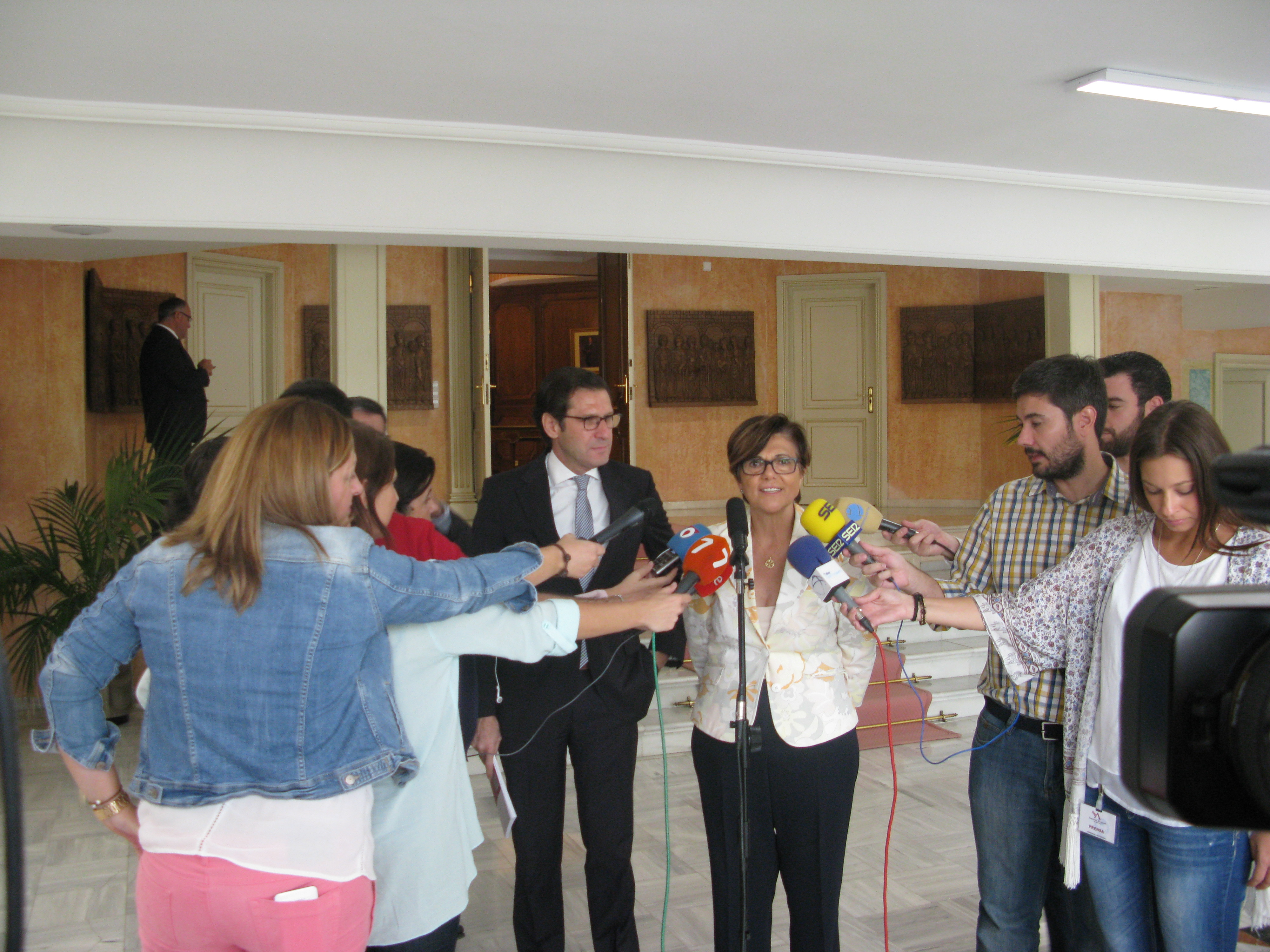 La presidenta de la Asamblea, Rosa Peñalver y el presidente del TSJ Miguel Pascual del Riquelme haciendo declaraciones a los medios de comunicación.