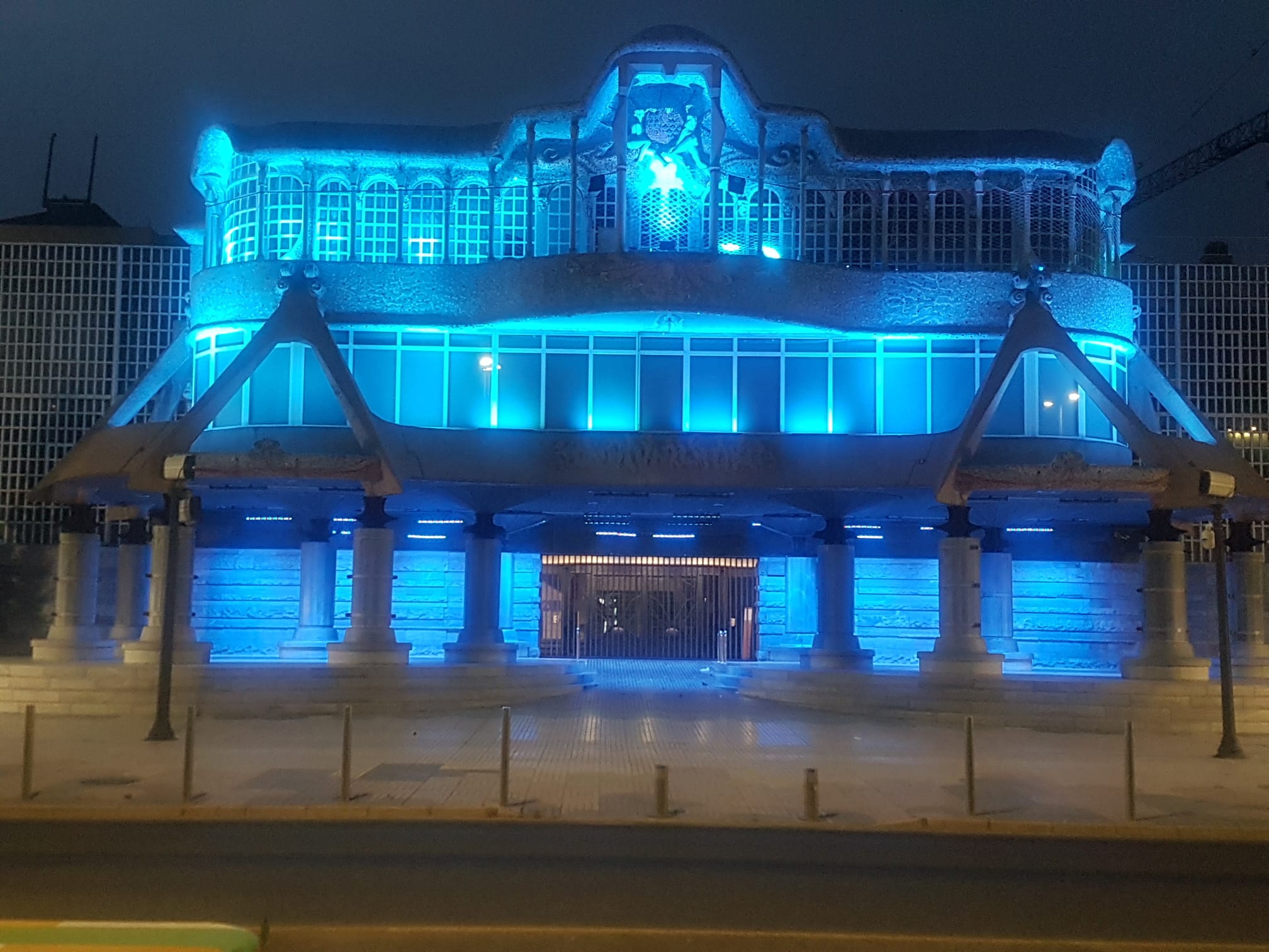 La Asamblea Regional se ilumina de azul turquesa con motivo del Día Nacional de las Lenguas de Signos Españolas
