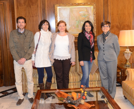 La presidenta de la Asamblea, Rosa Peñalver con la Junta Directiva de la UCE Murcia.