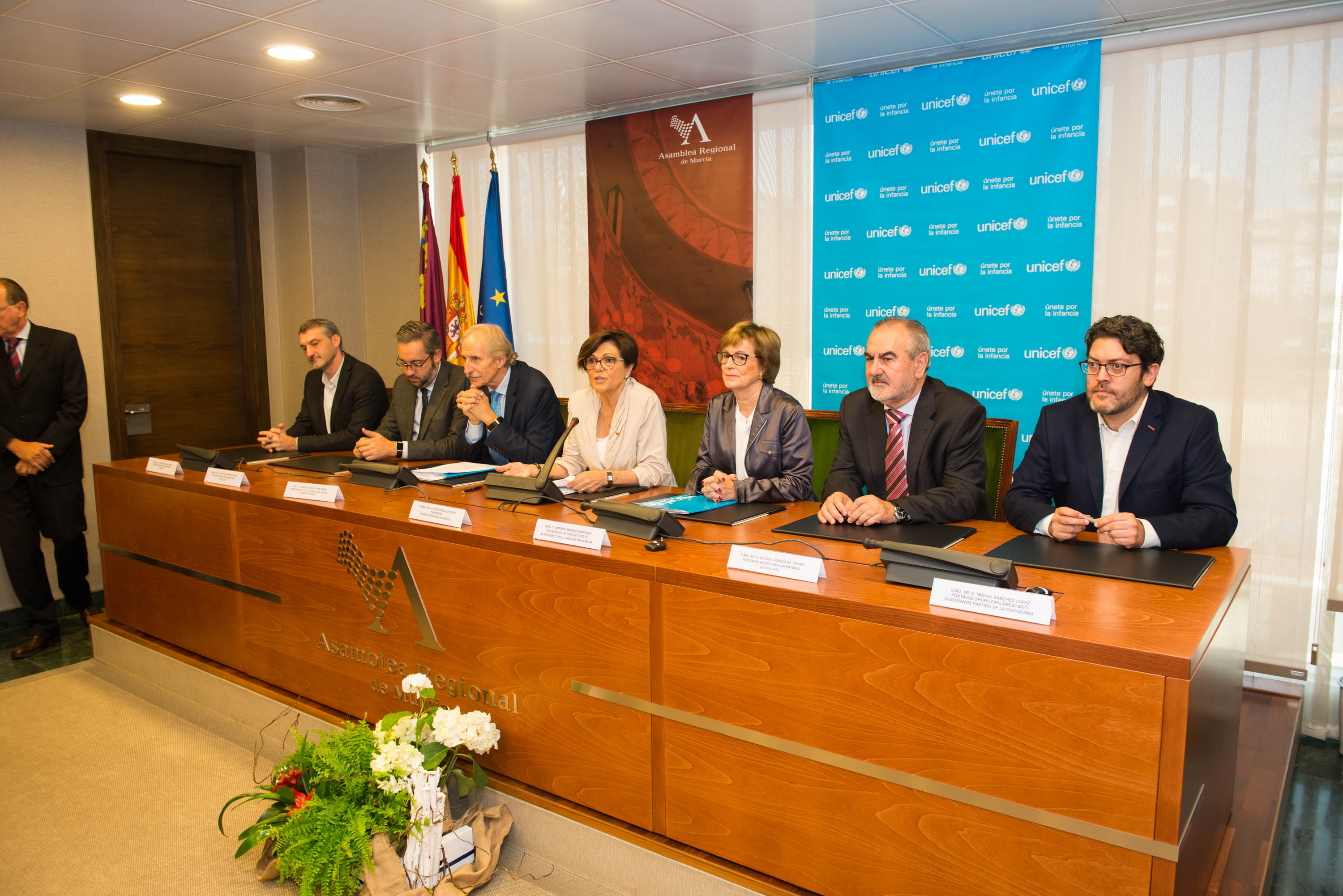 La presidenta de la Asamblea y los Grupos Parlamentarios se han adherido al Pacto por la Infancia