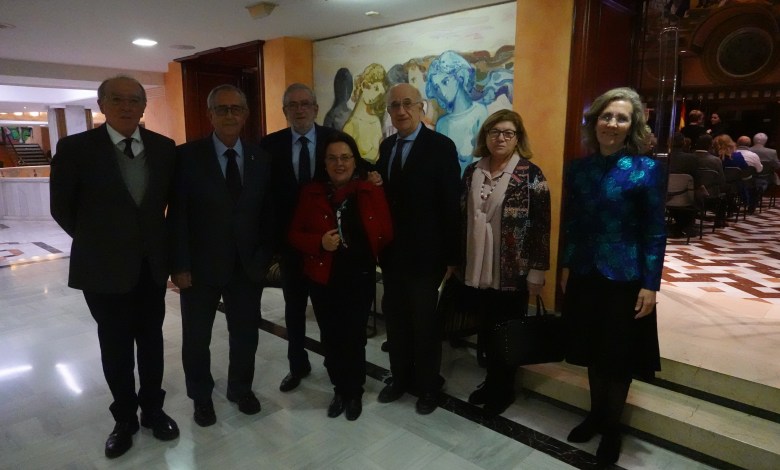 Alberto Castillo junto a Elena Ruiz Valderas y miembros del Comité CIentífico de la Fundación Centro de Estudios Históricos e Investigaciones Locales