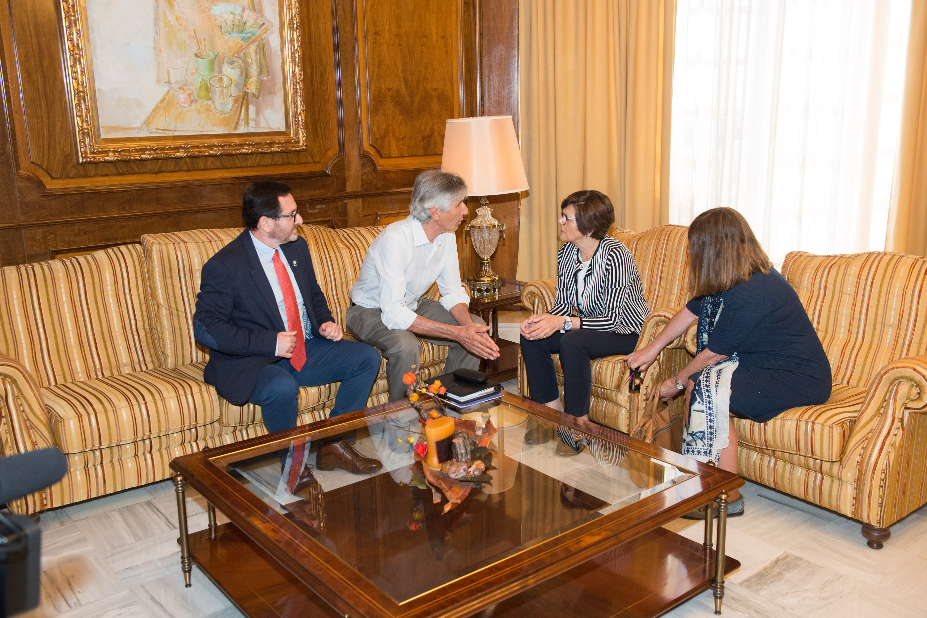 La presidenta de la Asamblea Regional, Rosa Peñalver, ha recibido a los organizadores de la primera Jornada de Alternativas a los Herbicidas en Espacios Públicos