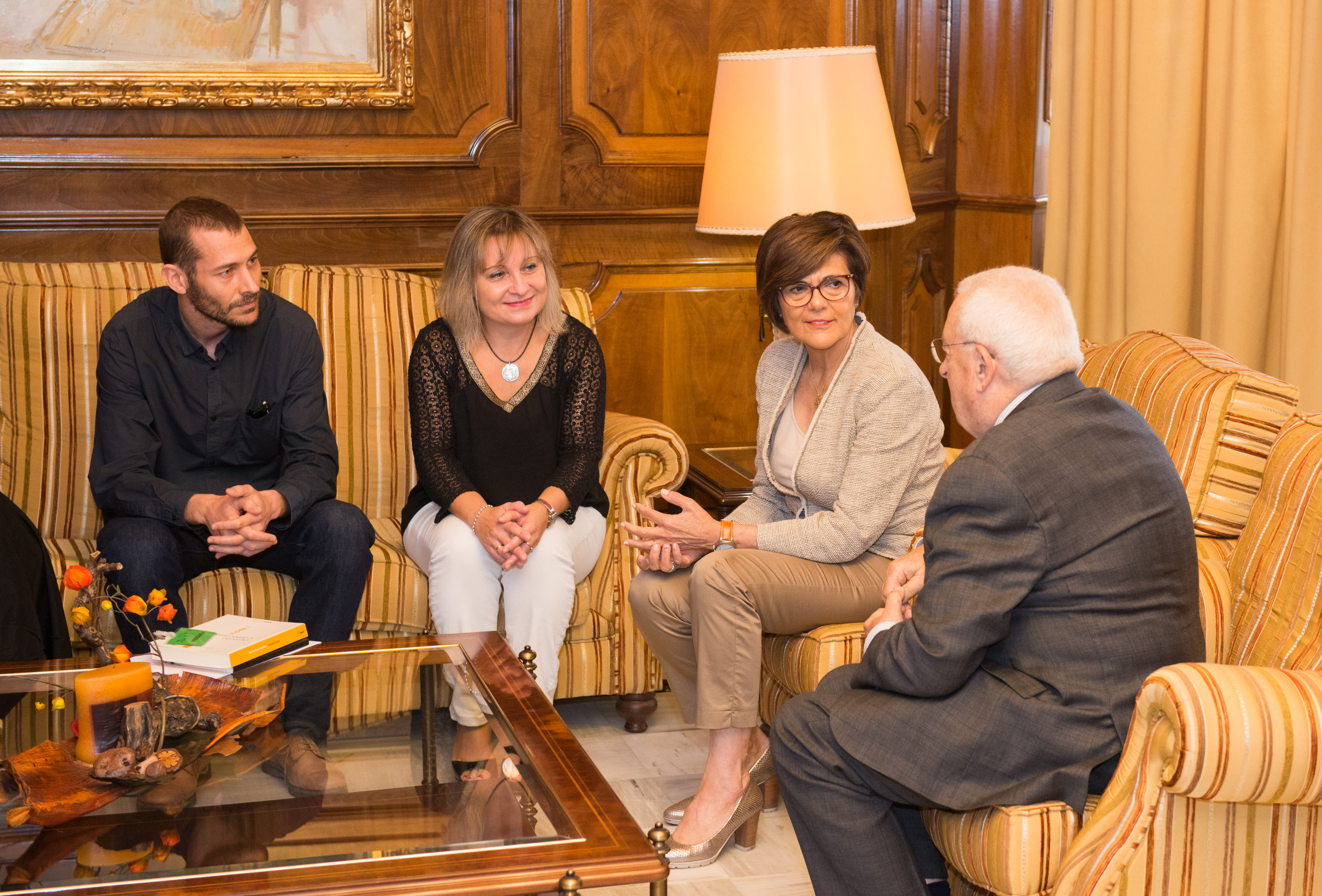 La presidenta de la Asamblea, Rosa Peñalver, ha recibido al presidente del Consejo de la Transparencia, y a un grupo de docentes, que desarrollan un programa piloto en centros escolares