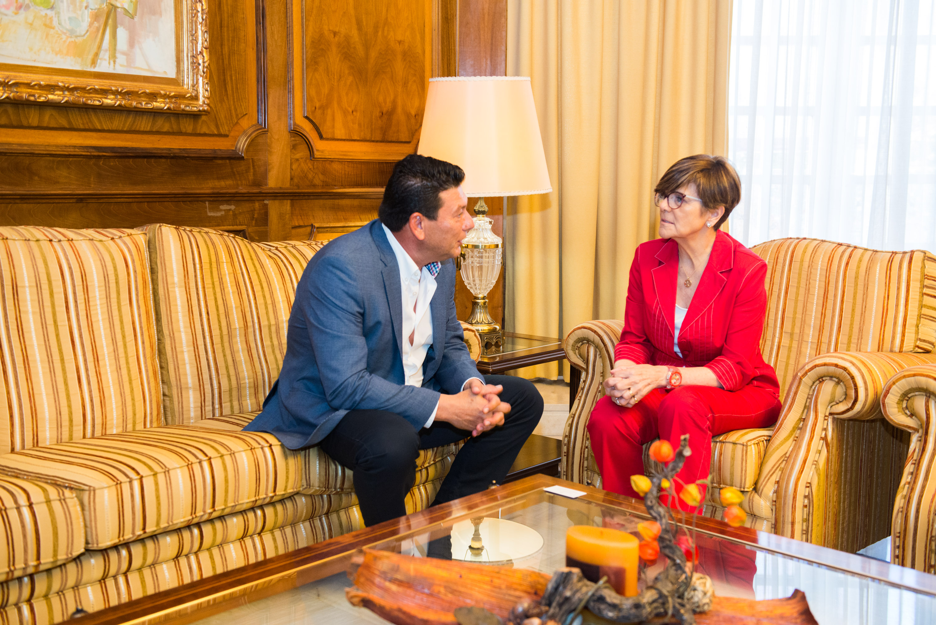 La presidenta de la Asamblea Regional, Rosa Peñalver, recibe al presidente de la Comunidad de Regantes del Campo de Cartagena, Manuel Martínez Madrid