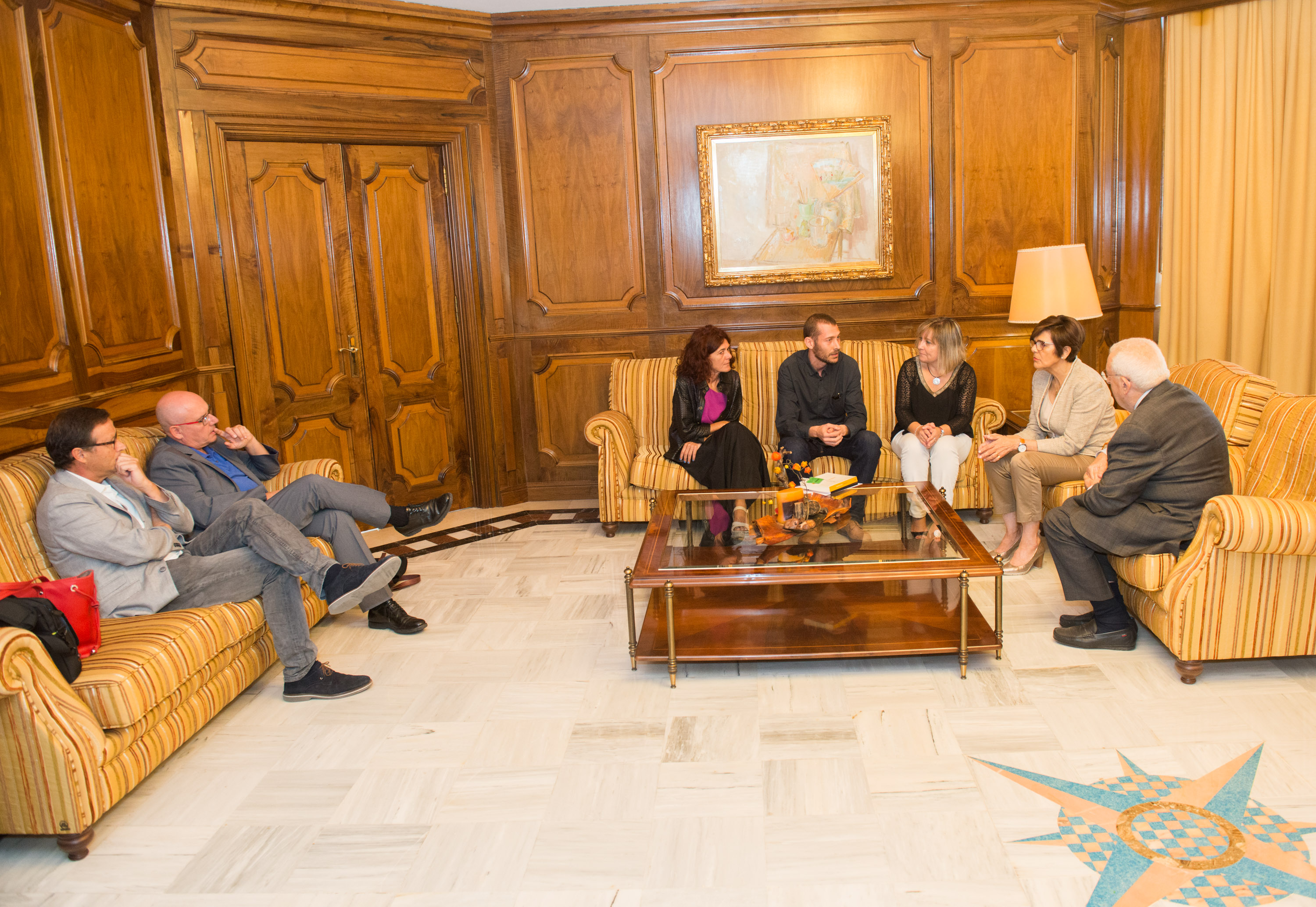 La presidenta de la Asamblea, Rosa Peñalver, ha recibido al presidente del Consejo de la Transparencia, y a un grupo de docentes, que desarrollan un programa piloto en centros escolares