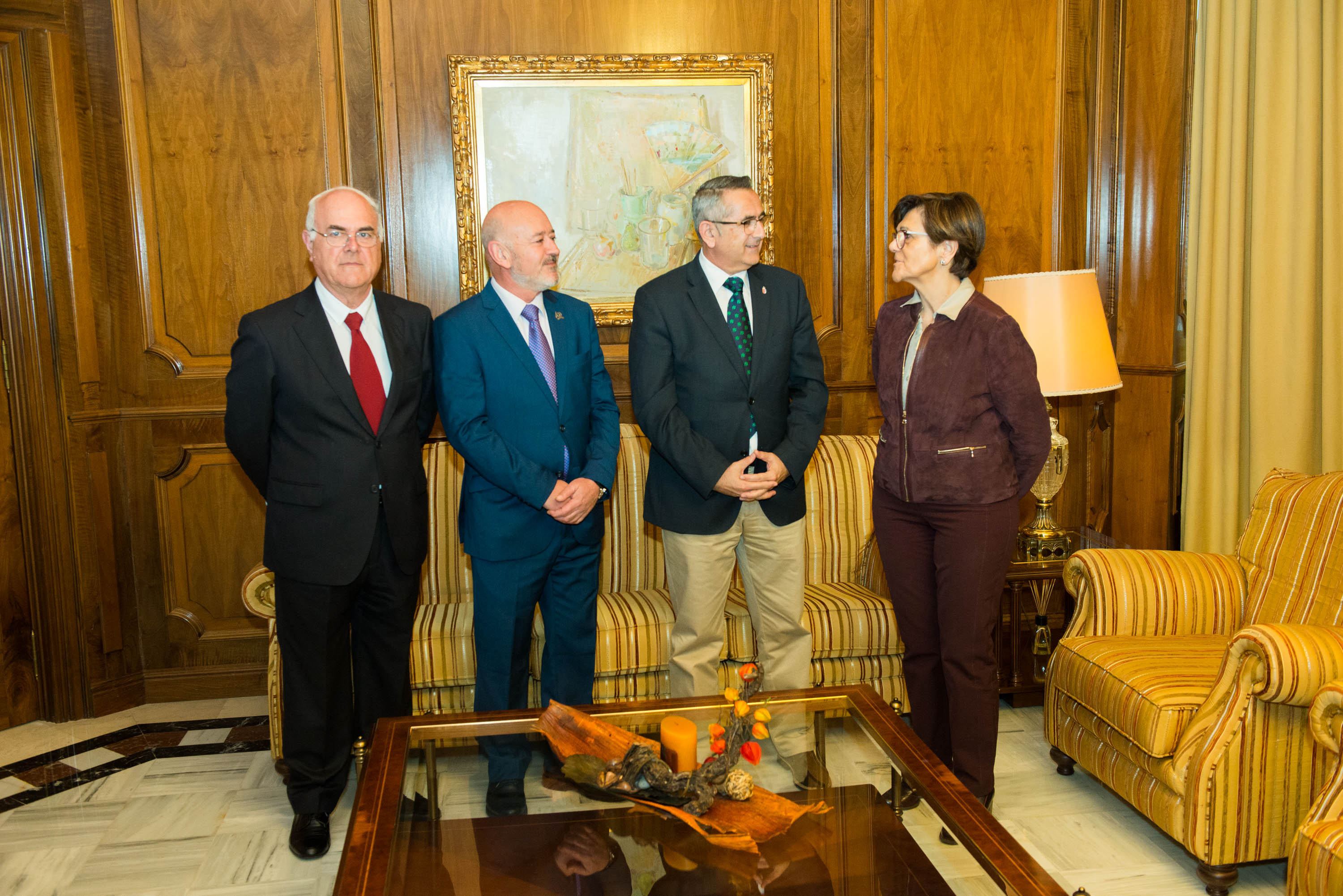 La Cofradía del Santísimo Cristo de los Mineros de La Unión y el alcalde del municipio, Pedro López Milán, han visitado a la presidenta de la Cámara, Rosa Peñalver