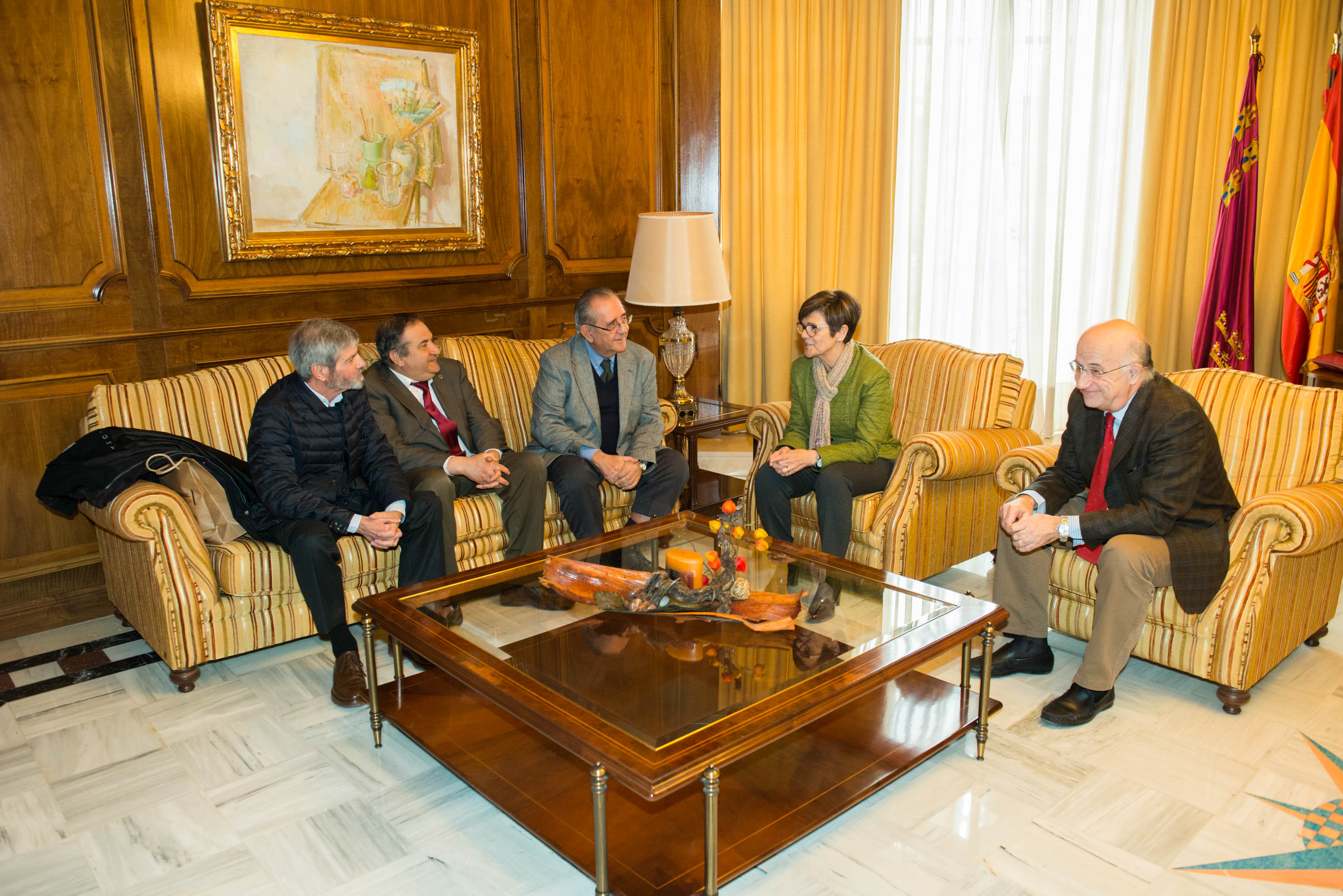 La presidenta de la Asamblea Regional de Murcia, Rosa Peñalver, ha recibido esta mañana a miembros del Patronato Fundación de Centros Históricos e Investigaciones Locales de la Región de Murcia