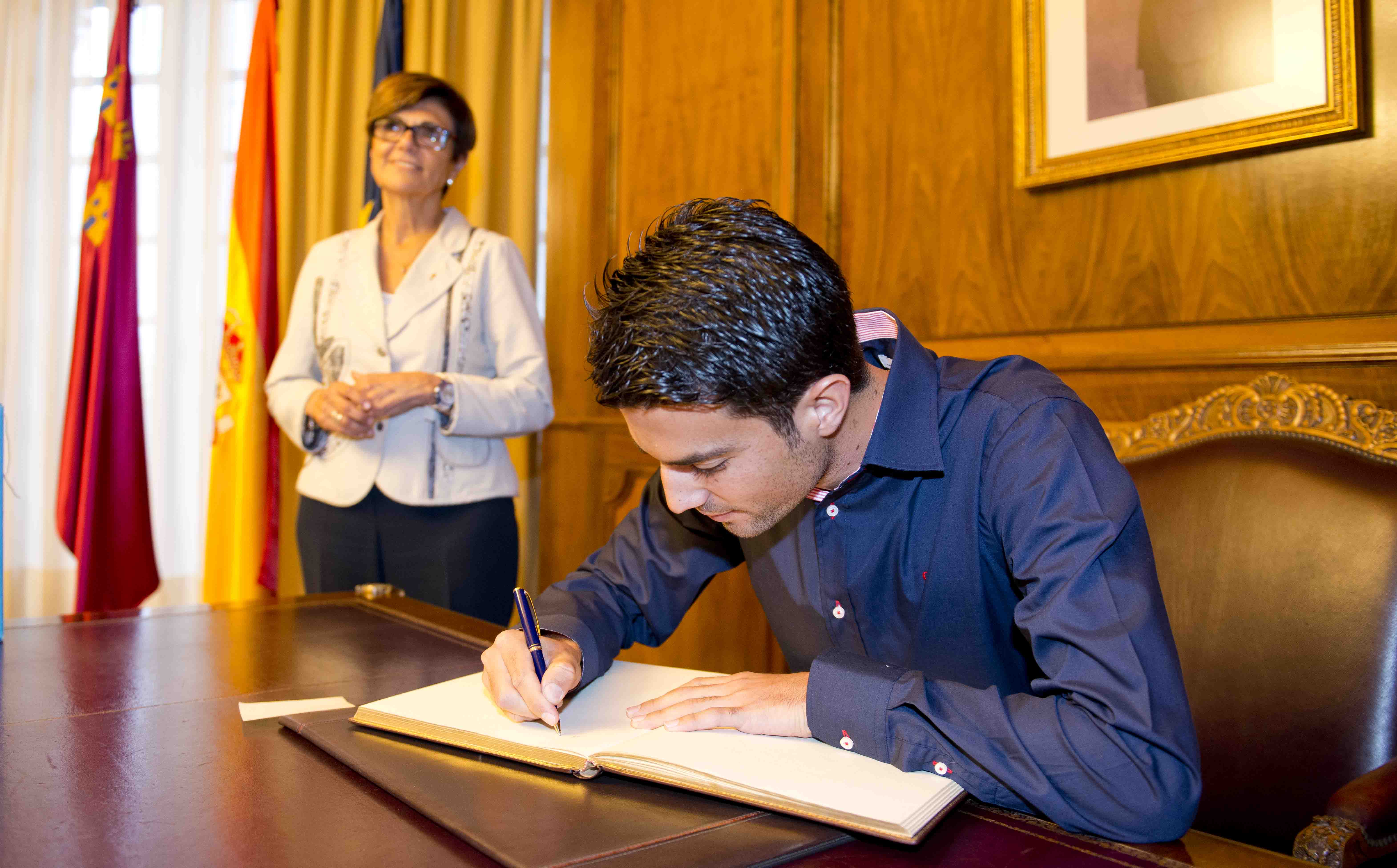 Miguel Angel López firma en el Libro de Oro de la Asamblea Regional.