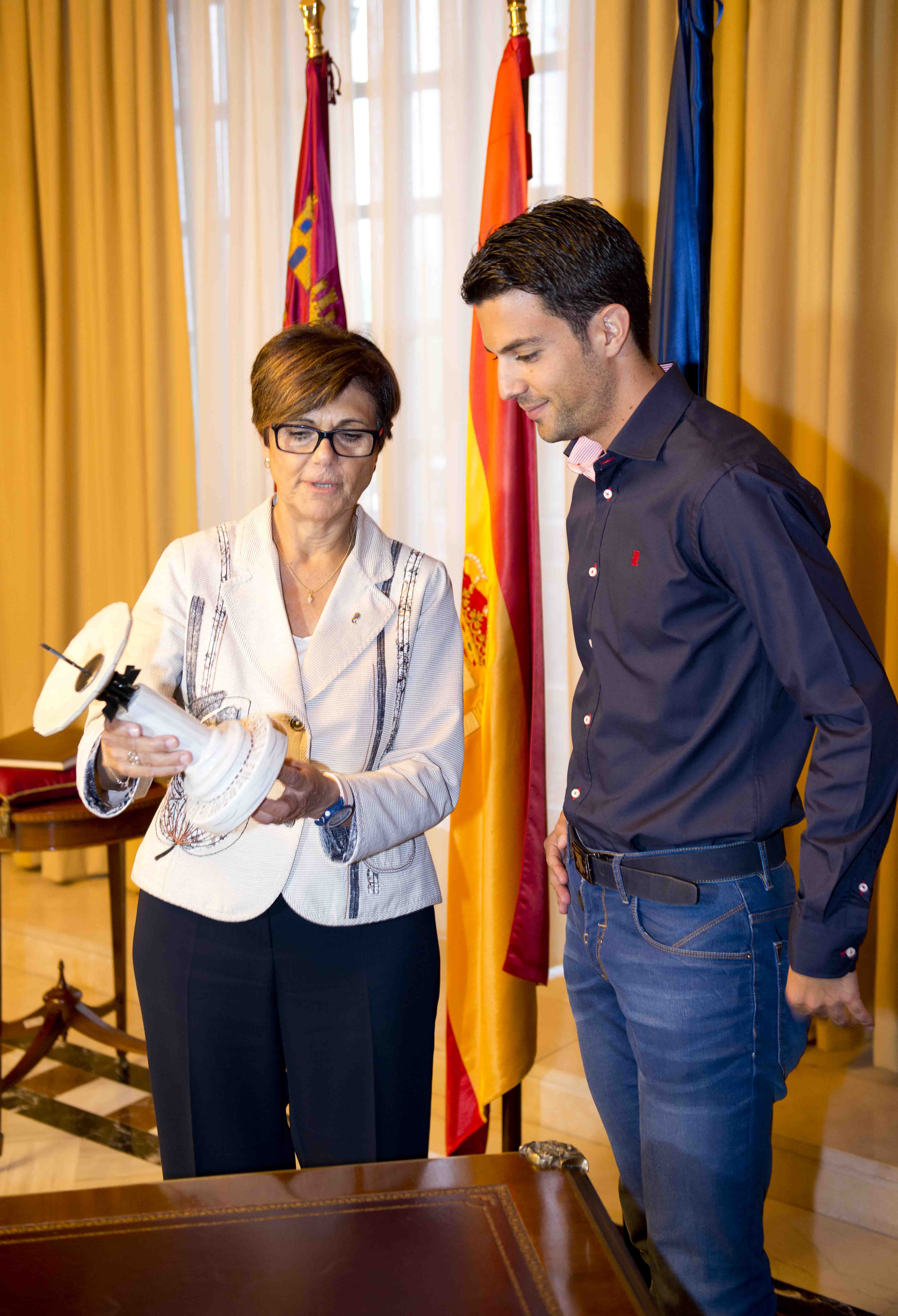 Rosa Peñalver obsequia con un trofeo de la Asamblea al campeón murciano.