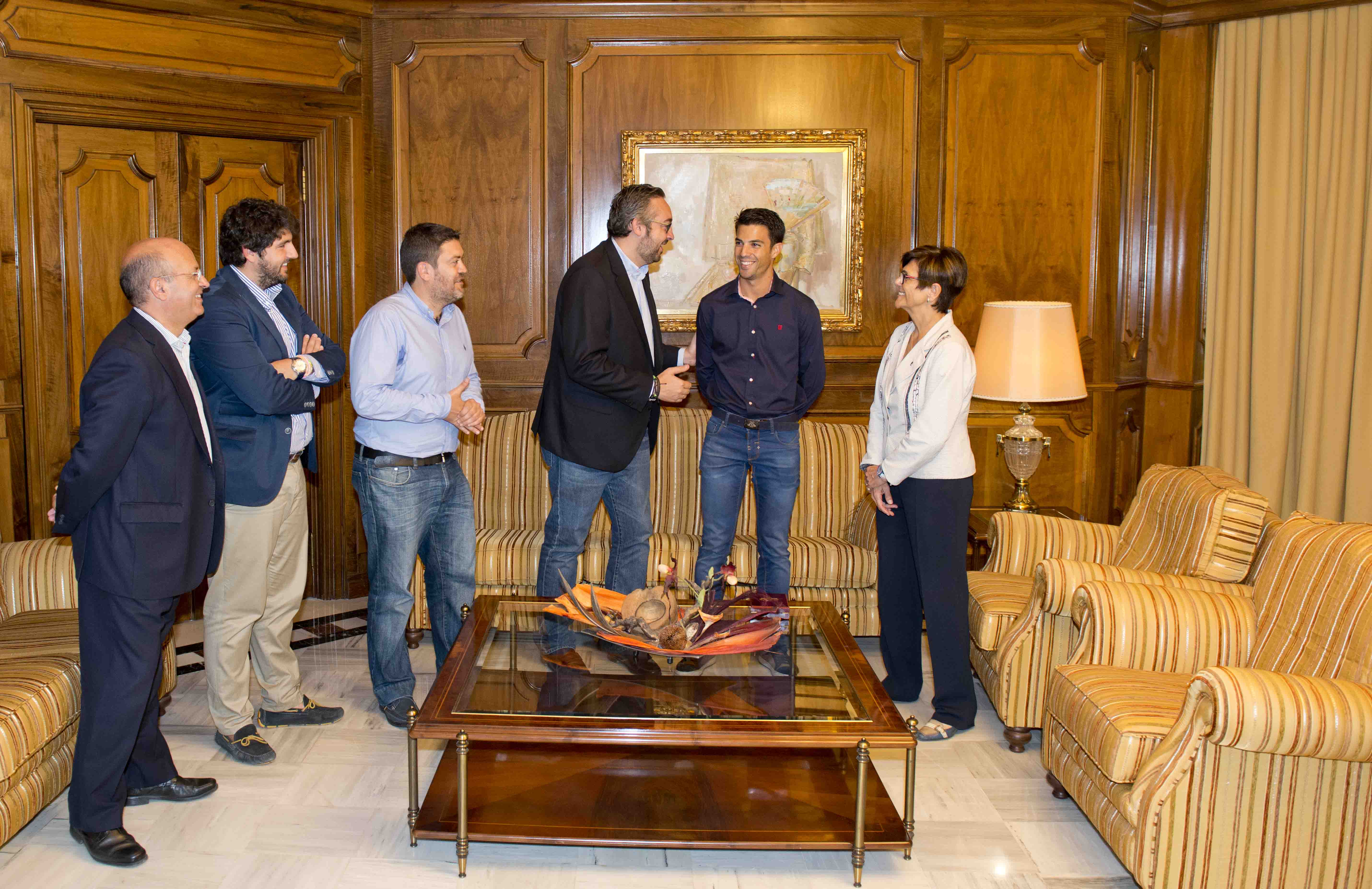 La presidenta de la Asamblea y Miguel Angel López, campeón mundial reciben a diputados de los distintos Grupos Parlamentarios