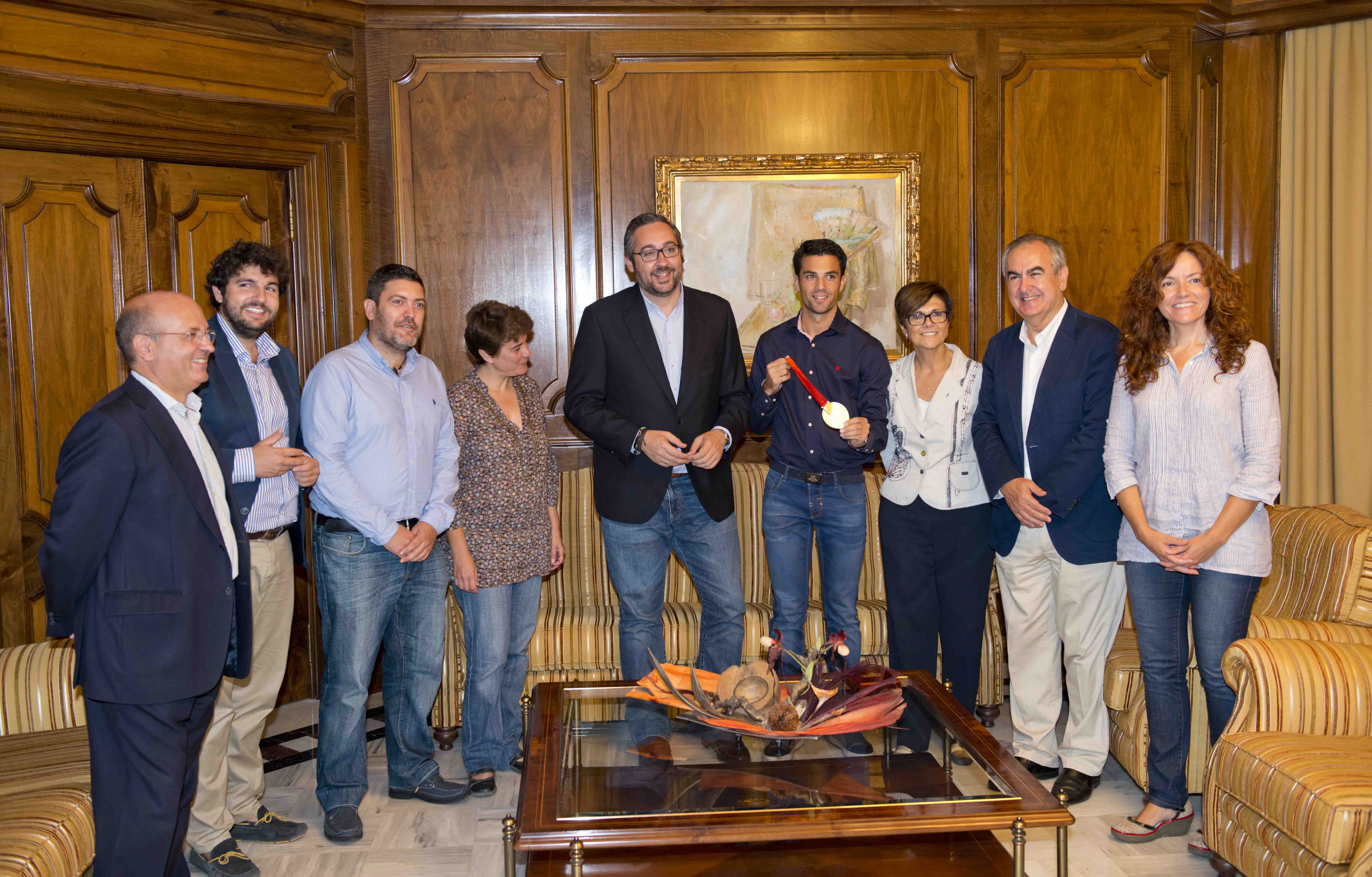 Miguel Angel López posa con la presidenta de la Asamblea y distintos diputados regionales.