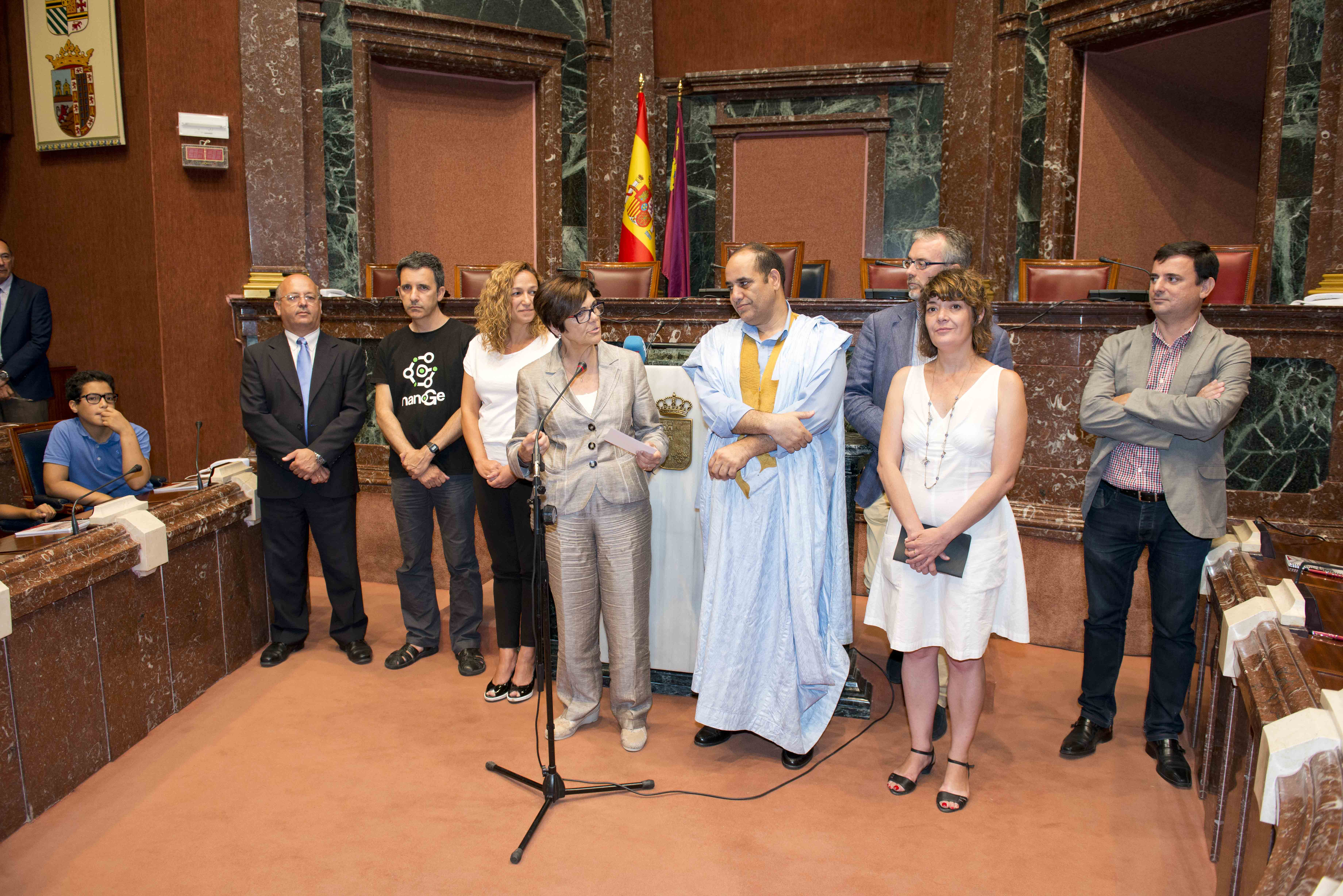 La presidenta de la Asamblea se dirige a los niños saharauis y a sus familias de acogida, junto a diputados de distintos grupos parlamentarios