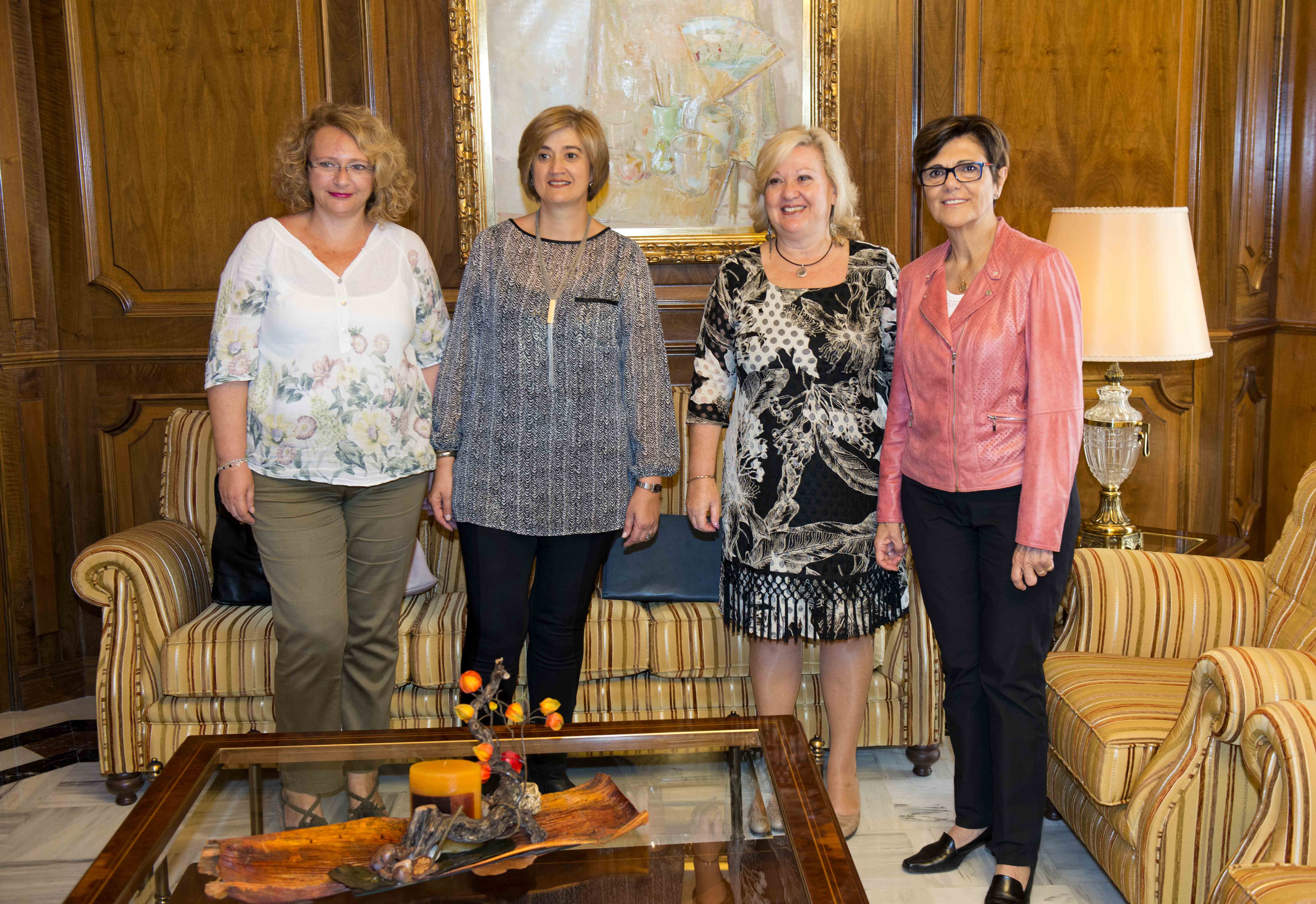 La presidenta de la Asamblea, Rosa Peñalver, con la directiva de SODICAR.