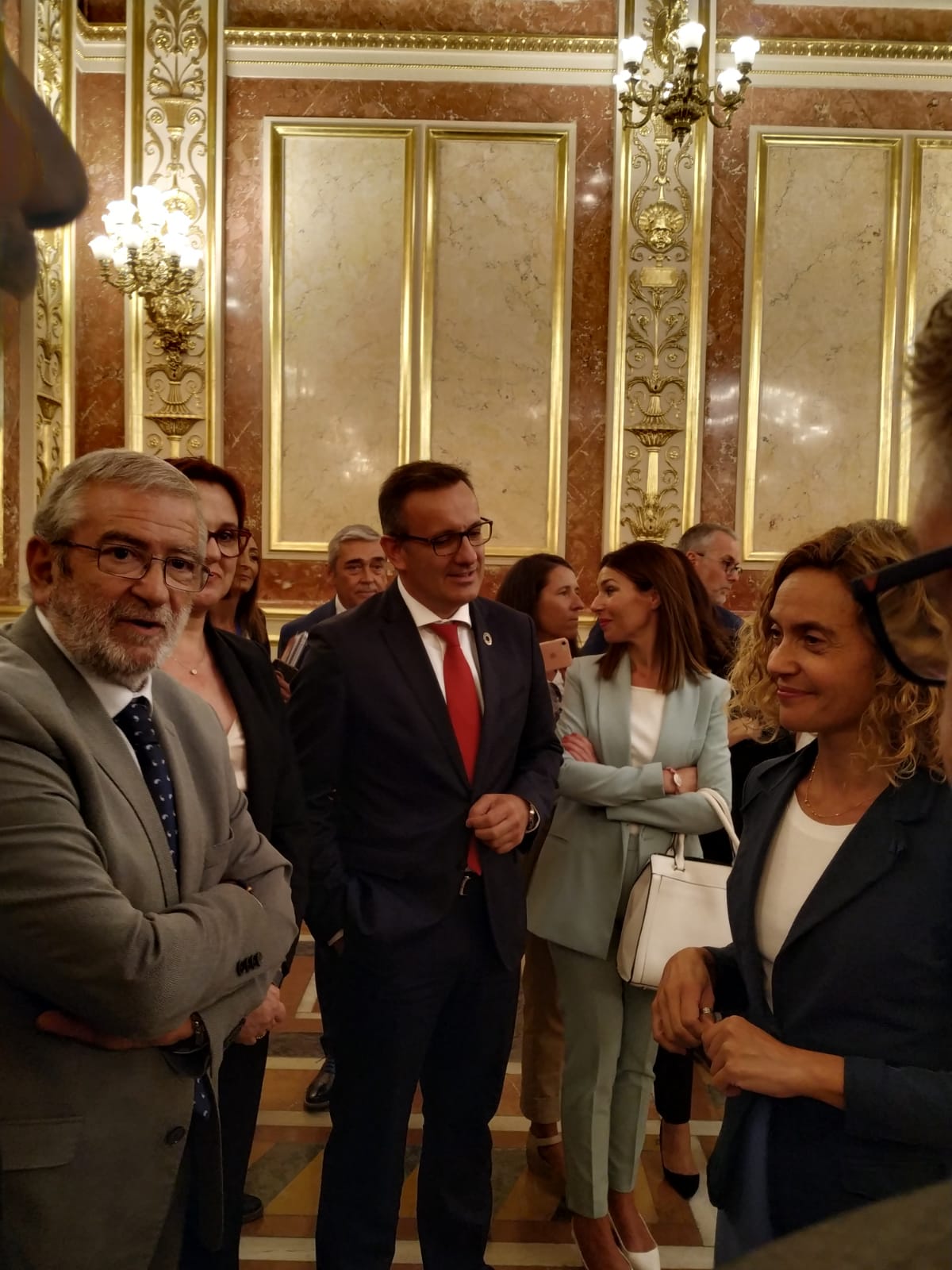 El presidente de la Asamblea, Alberto Castillo, charla con la presidenta del Congreso, Meritxell Batet, en presencia de Isabel Franco, Diego Conesa y María del Carmen Ruiz Jodar