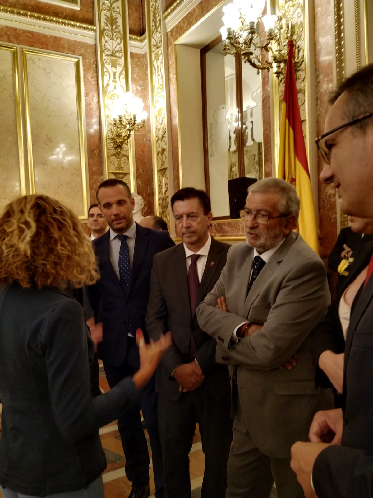 La presidenta del Congreso, Meritxell Batet, charla con el presidente de la Asamblea, Alberto Castillo, en presencia de Joaquín Segado, Juan José Molina y Diego Conesa