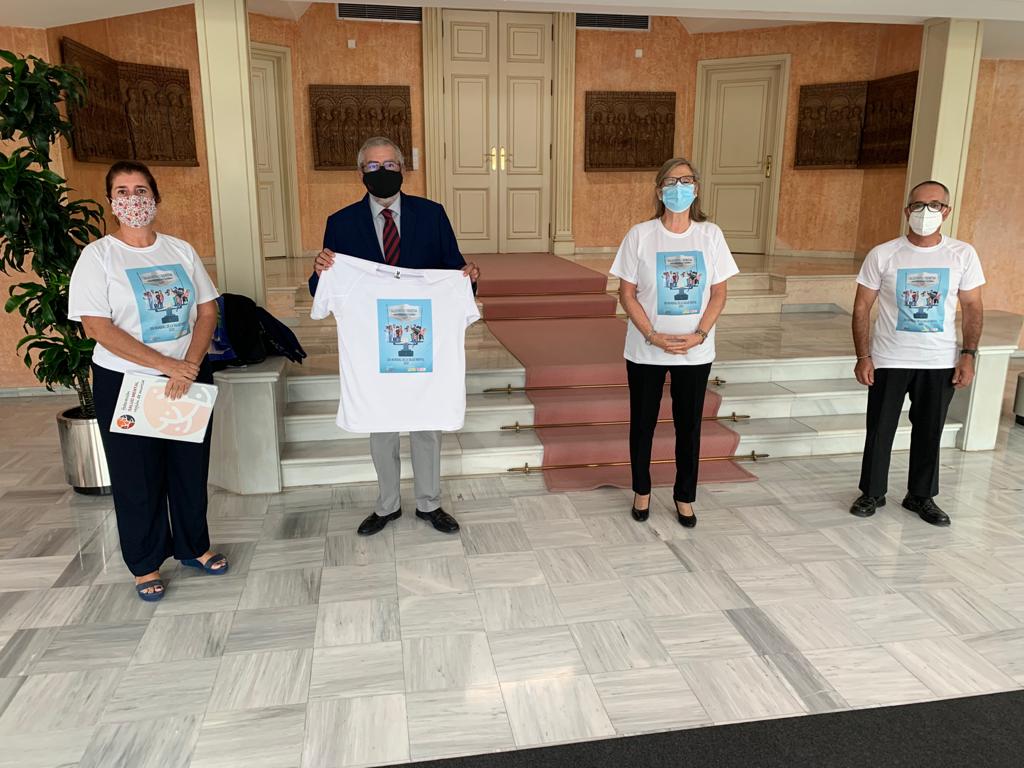 El presidente de la Asamblea Regional y los representantes de la Federación de Salud Mental de la Región de Murcia posan con las camisetas conmemorativas del Día Mundial de la Salud Mental