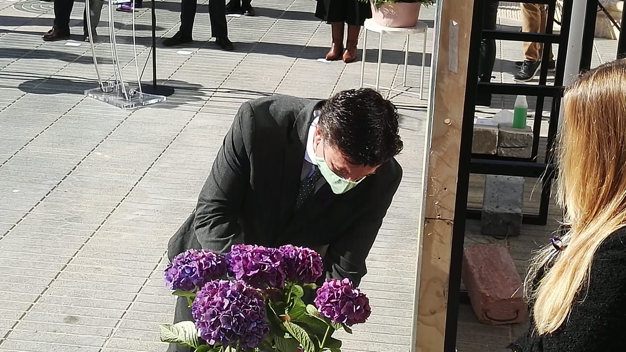 Juan José Molina, portavoz de Ciudadanos, coloca un flor en recuerdo de una de las 41 mujeres asesinadas